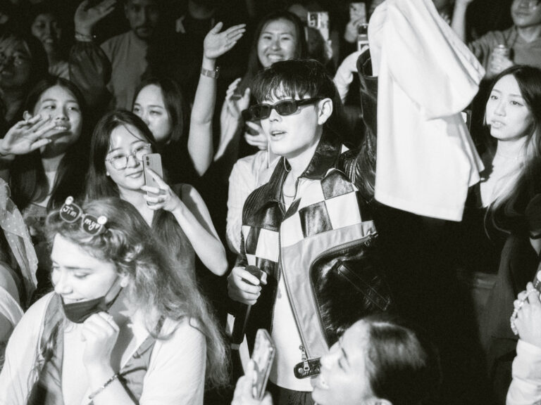 Sześć mil do Seulu: Jimmy Brown o muzyce, miłości i tym, co je łączy (WYWIAD)